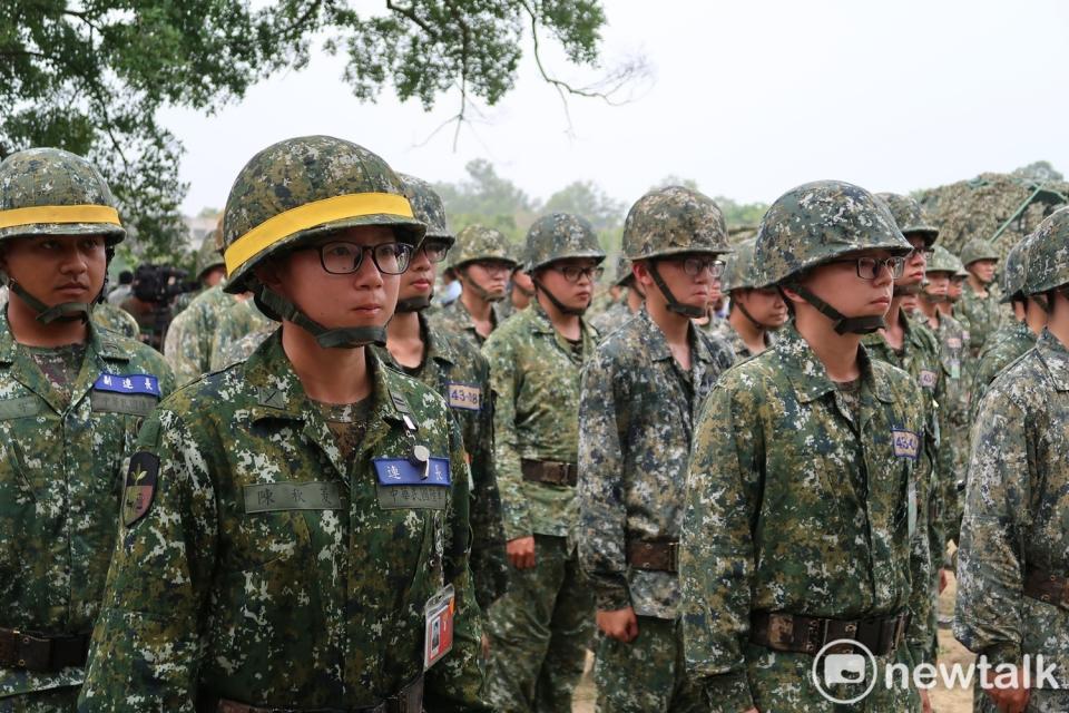 國防部正在研議建置後備軍人網路服務台，使後備軍人得以透過網路申請更新通訊地址，並藉由簡訊、電話等管道，確實通知受召人。   圖：林朝億／攝（資料照片）