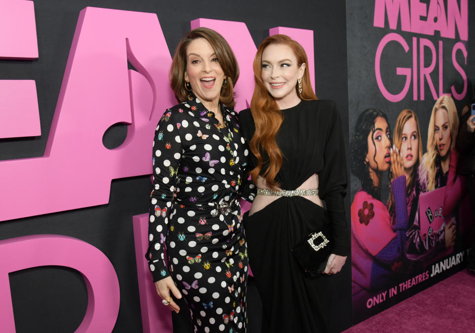 Lindsay Lohan acompañó a la creadora de 'Chicas pesadas', Tina Fey, y el resto del elenco en el estreno del remake musical. (Foto de Kristina Bumphrey/Variety via Getty Images)