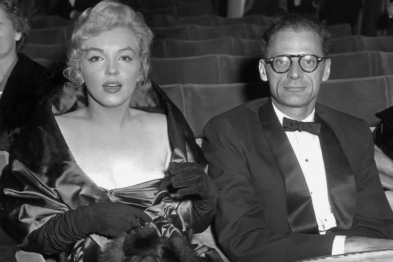 Imagen del 11 de octubre de 1956, que muestra a la actriz Marilyn Monroe (izq.) junto a su esposo, el escritor Arthur Miller, en el Comedy Theatre de Londres mientras esperan la primera noche de la nueva obra de Miller, "A View from the Bridge".