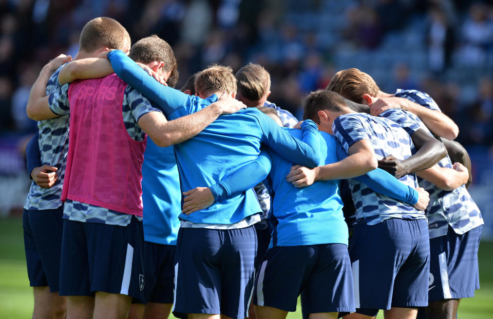 <p>Tottenham players during the warm up before the match (REUTERS/Peter Powell) </p>