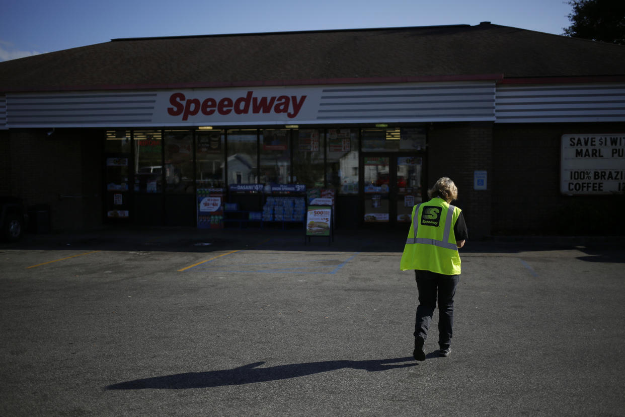 An employee walks through the parking lot of a Marathon Petroleum Corp. Speedway gas station in Huntington, West Virginia, in 2016. Marathon Petroleum Corp. paid its CEO 935 times more than it paid its median employee in 2017, according to a new disclosure. (Photo: Bloomberg via Getty Images)