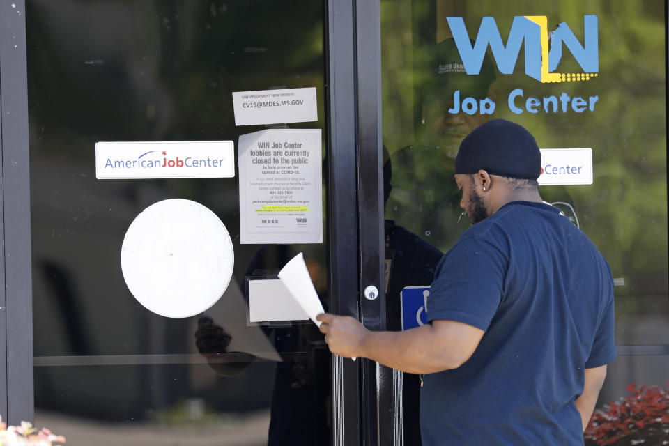 Oficina de empleo en Estados Unidos.  (AP Photo/Rogelio V. Solis)