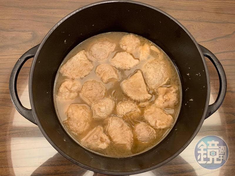 「麻油薑泥雞湯猴頭菇」的烹調簡單，口感柔嫩，適合做給牙口不好的老人家享用。