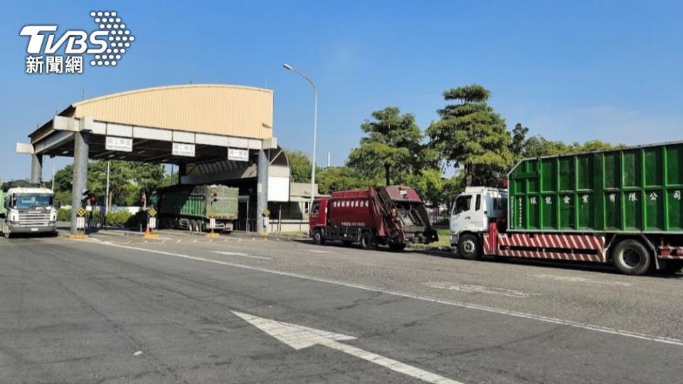 垃圾車進廠。（圖／TVBS）