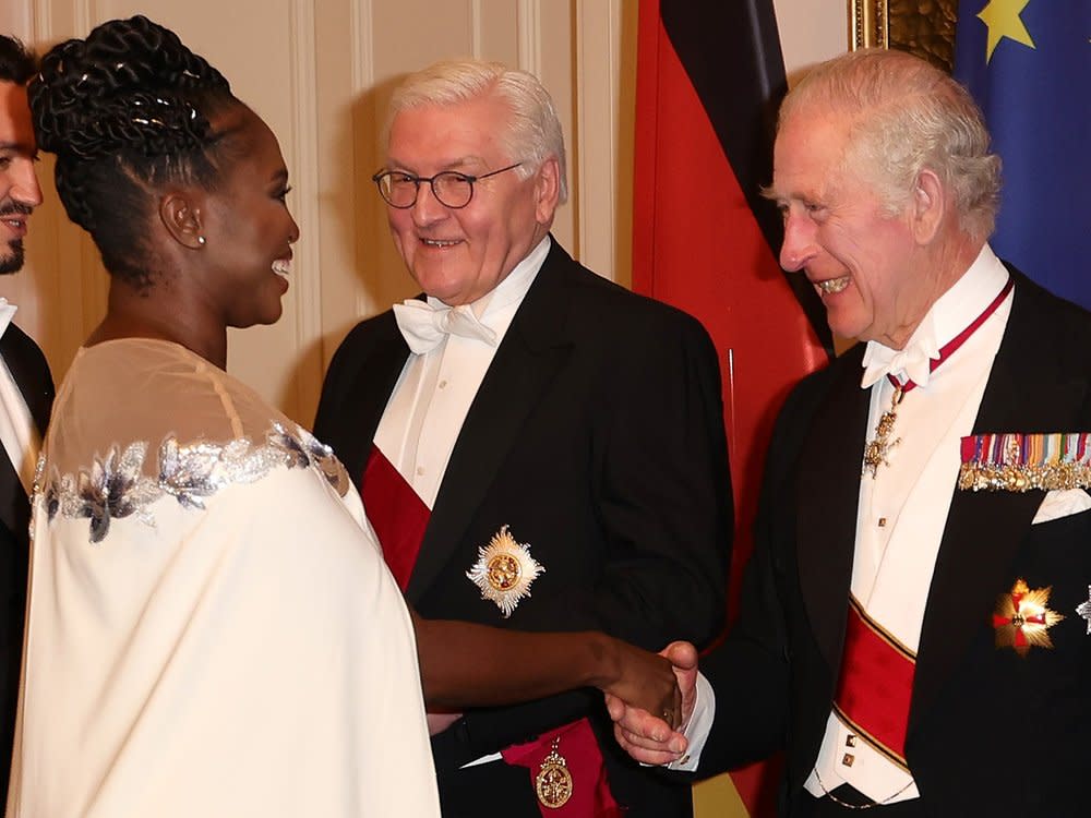 Der Moment des Händedrucks zwischen Motsi Mabuse und König Charles III. (Bild: Getty Images/Andreas Rentz )