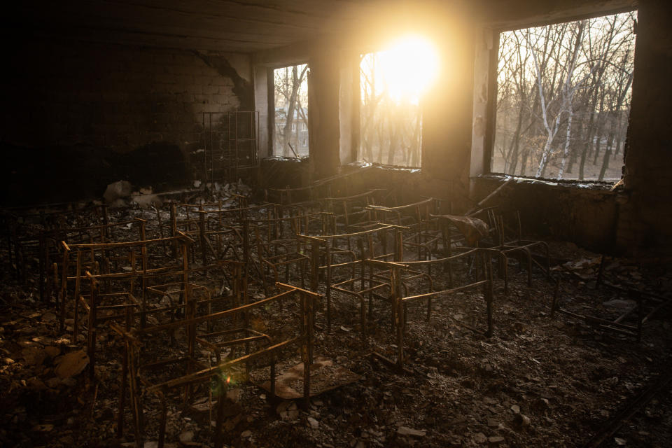 DONETSK, UKRAINE - DECEMBER 20: Zerstörter Klassenraum (Photo by Chris McGrath/Getty Images)