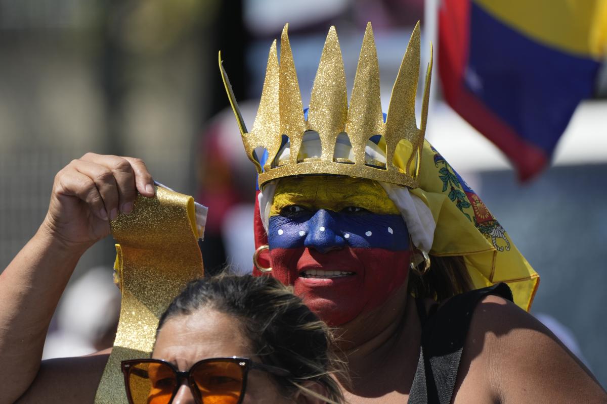 Venezuelans in Caracas and around the world demonstrate in defense of the opposition’s claim to victory