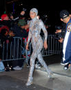 Den Paillettensuit von der Met Gala behält Gigi Hadid auf der Party gleich an, nur des Umhangs hat sie sich auf dem Weg entledigt. Das Outfit sticht aber auch so genug ins Auge. (Bild: Getty Images)