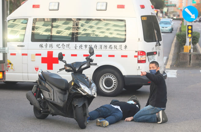 吳怡農(右)跑行程時在內湖遇見車禍事故，立即下車看顧傷者，直到救護車到場接手才離開。（張鎧乙攝）