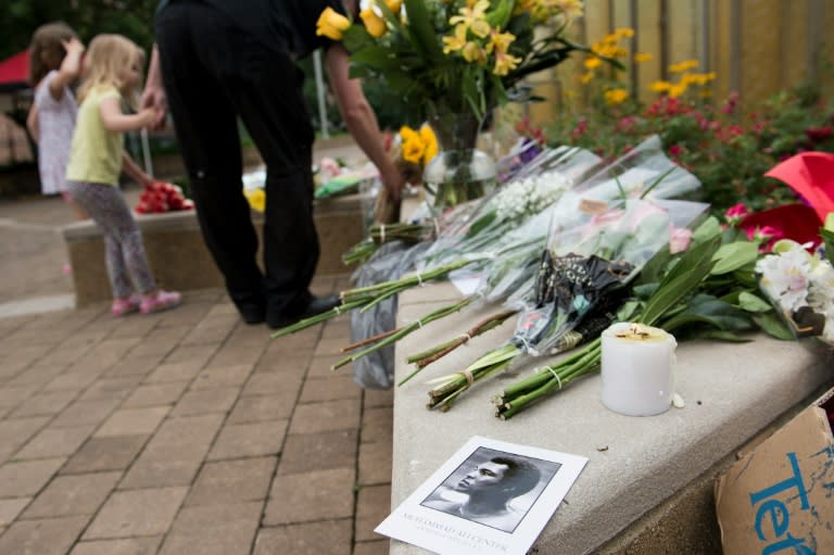 People pay respects at a makeshift memorial for boxing legend Muhammad Ali at the Muhammad Ali Center in Louisville, Kentucky on June 4, 2016