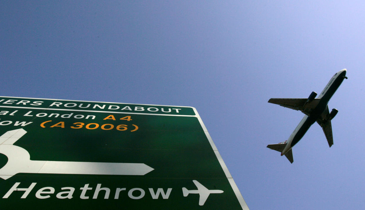 A British Airways passenger plane prepares to land at Terminal 5 at Heathrow Airport in London, Britain, March 28, 2008.   REUTERS/Luke MacGregor/File Photo