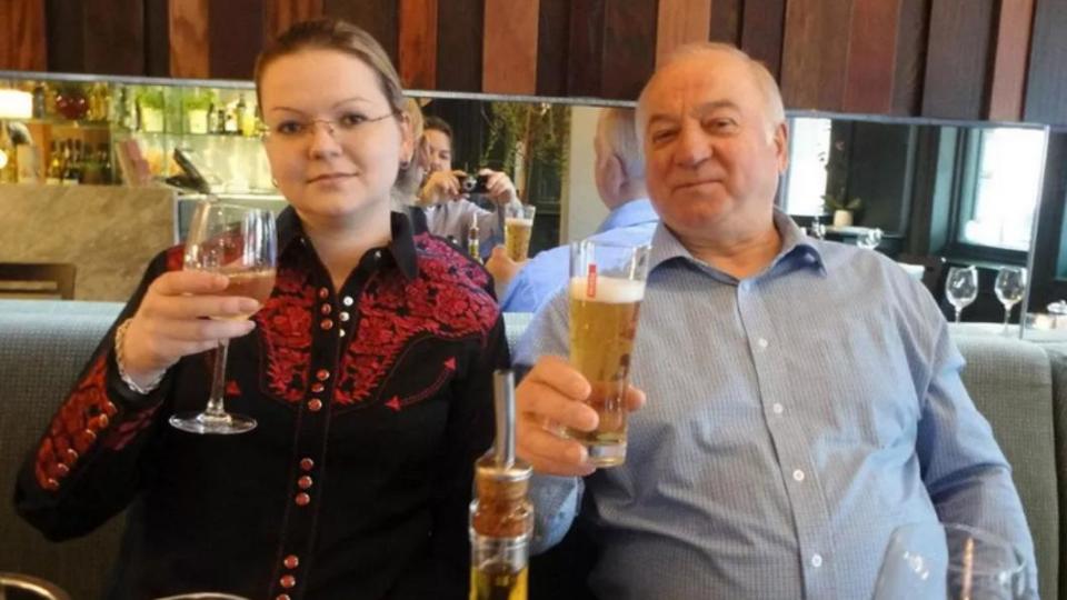 前俄羅斯上校謝爾蓋（Sergei Skripal）和女兒尤利婭（Yulia）。（圖／翻攝自《鏡報》）