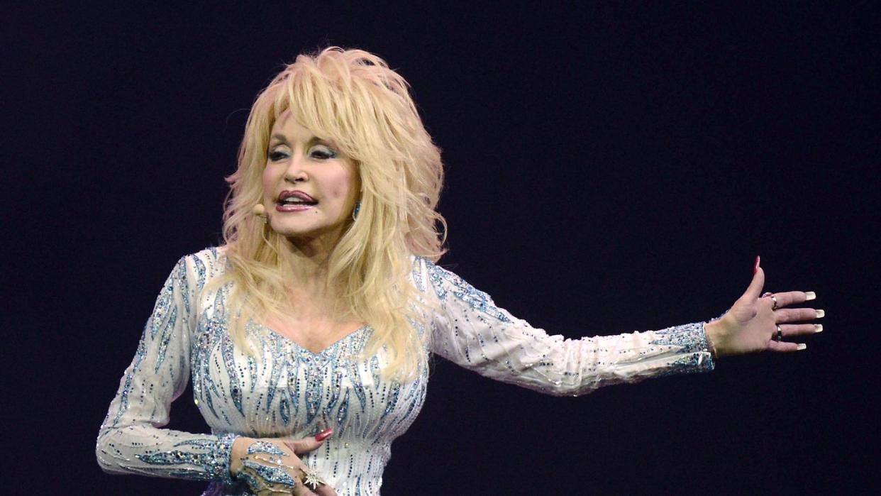 «Und natürlich sind schwarze Leben wichtig. Denken wir, dass unsere kleinen weißen Ärsche die einzigen sind, die etwas gelten? Nein!», sagt Dolly Parton