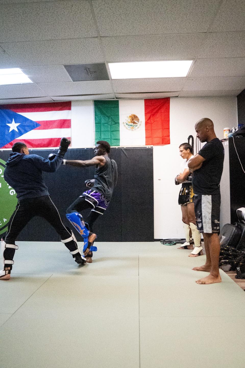 Darren Crisp de Visalia abrió recientemente su nuevo gimnasio Crisp Kickboxing Muay Thai MMA en 3640 S. Mooney Boulevard Suite B en Visalia.  Crisp es un veterano de nueve años de MMA con cinturón negro en Muay Thai.