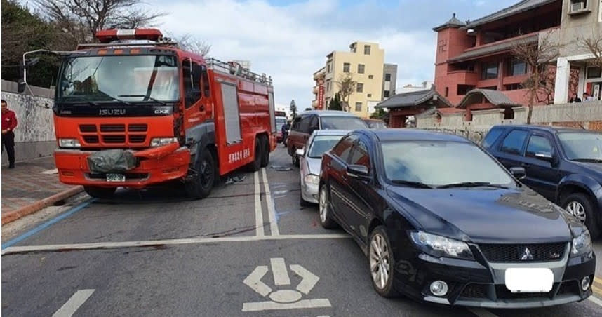 澎湖一輛10噸重的消防車在馬公市區追撞3小自客。（圖／消防局提供）
