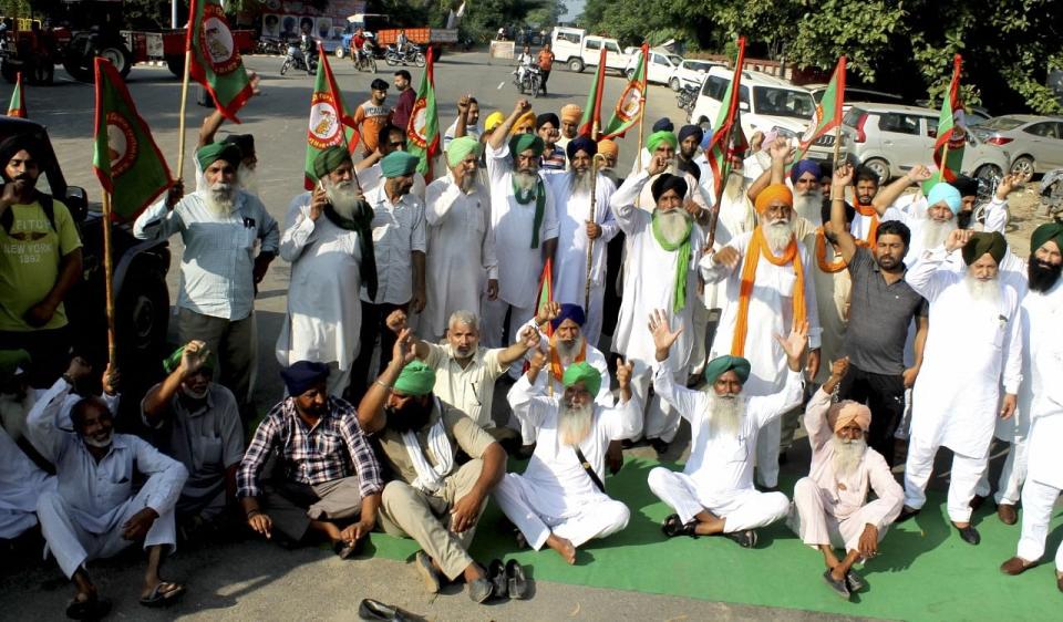 <div class="paragraphs"><p>Patiala: Members of Krantikari Kisan Union block the Bathinda-Sangrur road during farmers Bharat Bandh strike, near Patiala.</p></div>