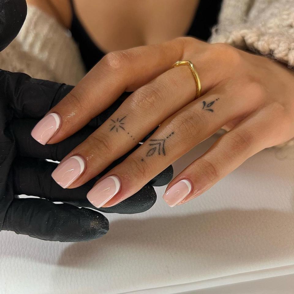 <h1 class="title">reverse French bridesmaid nails</h1><cite class="credit">[@mel.loves.nails](https://www.instagram.com/p/CjiOLgCMRJC/){: target="_blank"}</cite>