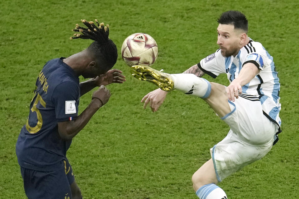 Lionel Messi, de la selección de Argentina, estira la pierna en busca de un balón frente a Eduardo Camavigna , de Francia, en la final mundialista del domingo 18 de diciembre de 2022, en Lusail, Qatar (AP Foto/Christophe Ena)