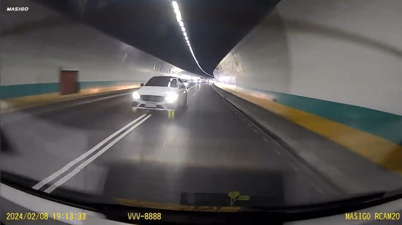 2部賓士車在雪隧超速又任意變換車道。（圖／翻攝自爆料公社）