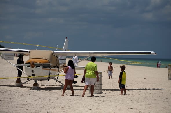 Plane makes emergency landing on Miami Beach