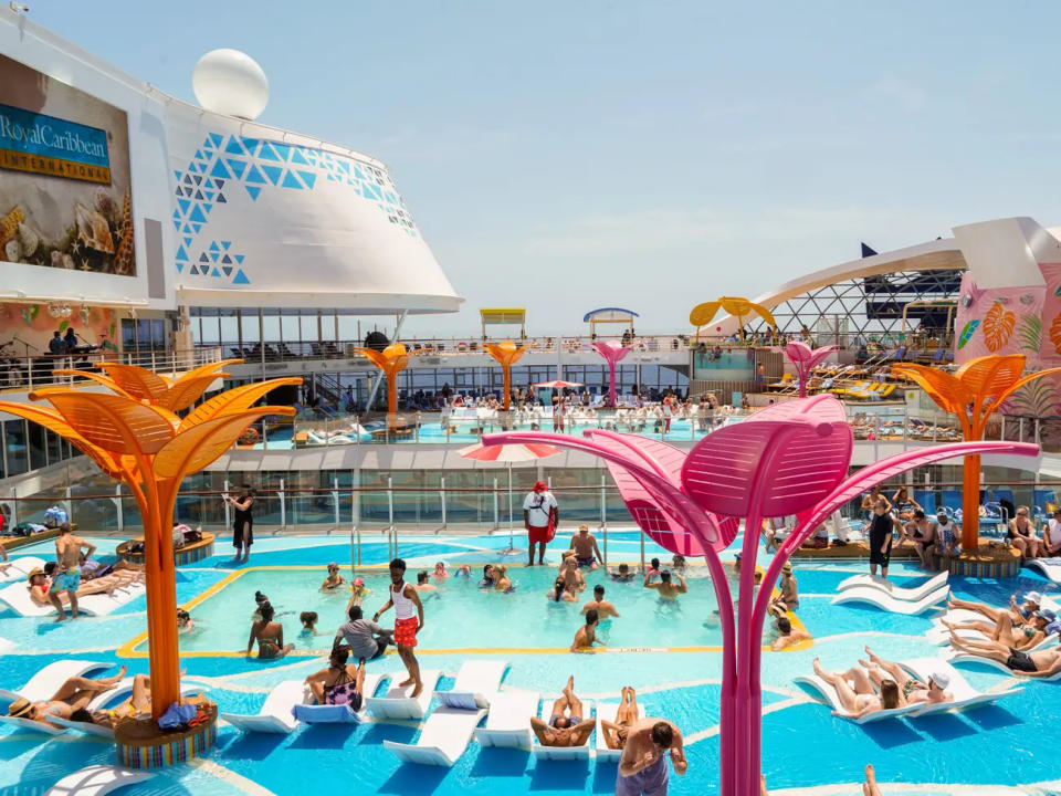 Menschen genießen die oberen Decks des größten Kreuzfahrtschiffs der Welt, der Royal Caribbean's Wonder of the Seas, im April 2022. - Copyright: Joey Hadden/Business Insider US