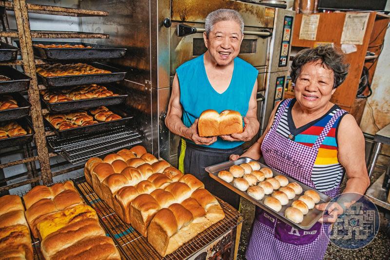 超過70歲的鄭正宗（左）與陳素英（右）做麵包三十多年，靠著這家古早味小店拉拔孩子長大。