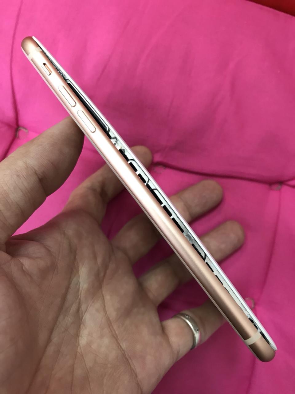 台中市吳姓女子日前購買蘋果公司的iPhone 8 Plus手機，充電時突然電池膨脹，背蓋與螢幕呈現分離狀態。（中央社/業者張家修提供）