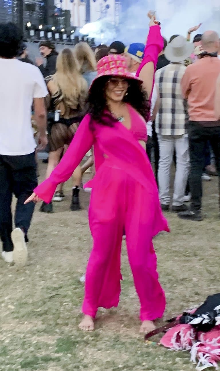 Una de las festivaleras más llamativas fue la actriz Vanessa Hudgens, quien eligió un total fucsia con sombrero incluido 