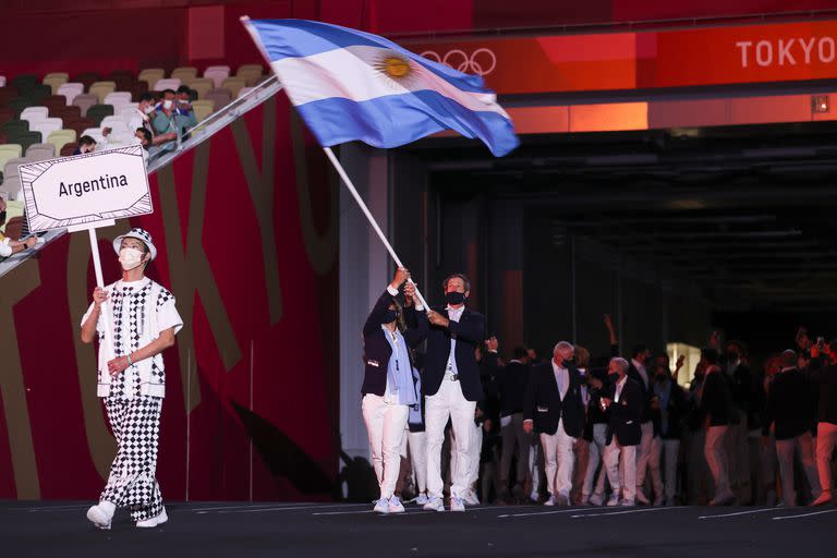 Los abanderados Cecilia Carranza Saroli y Santiago Raul Lange del equipo de Argentina durante la ceremonia de apertura de los Juegos Olímpicos de Tokio 2020 en el Estadio Olímpico el 23 de julio de 2021 en Tokio, Japón.