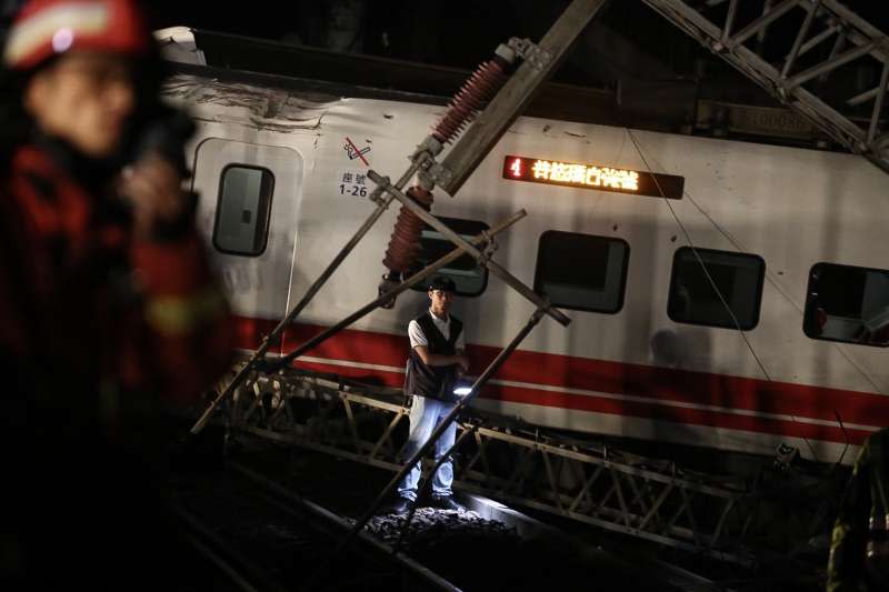 2018年10月21日，台鐵普悠瑪列車在北迴鐵路蘇澳鎮新馬車站發生翻覆，造成重大傷亡（陳品佑攝）