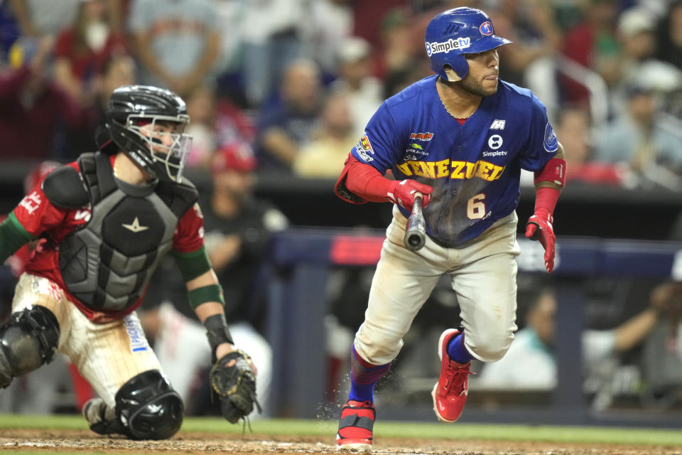 Alexi Amarista (6), de Venezuela, observa después de pegar un sencillo productor con el que anotó carrera Leonardo Reginatto durante el partido de béisbol contra México en la Serie del Caribe, el lunes 5 de febrero de 2024, en Miami. (AP Foto/Lynne Sladky)