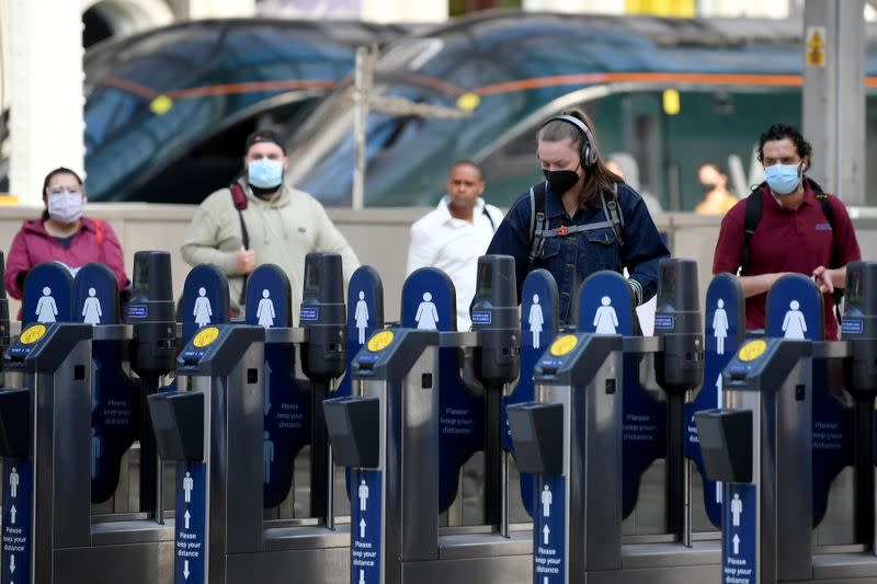 Los viajeros con mascarillas llegan a la estación de Paddington tras el brote de la enfermedad coronavirus (COVID-19) en Londres, Reino Unido, el 15 de junio de 2020