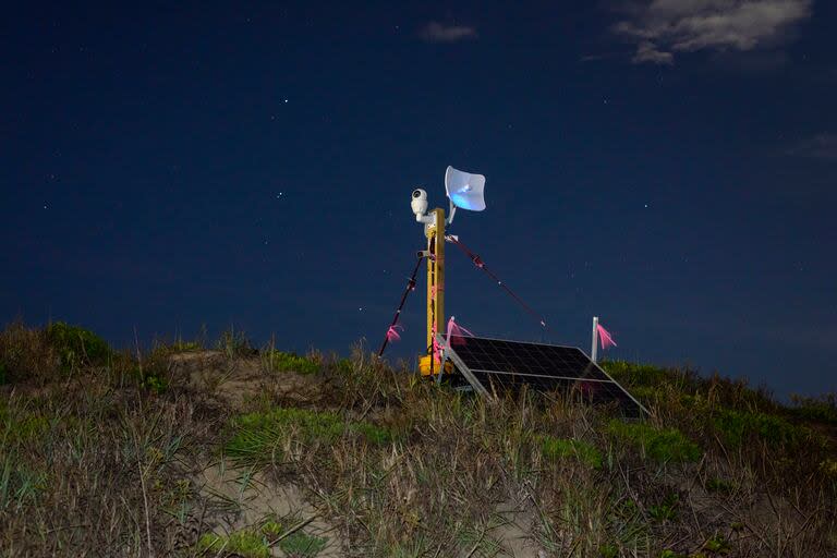 Un sistema de cámara SpaceX alimentado por un panel solar, en una duna en Boca Chica, Texas, el 22 de marzo de 2024.