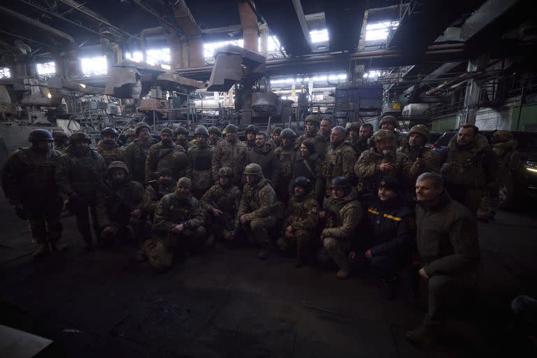 El presidente ucraniano Volodimir Zelensky posa con soldados en el lugar de las batallas más duras con los invasores rusos en Bajmut, Ucrania, el martes 20 de diciembre de 2022. 