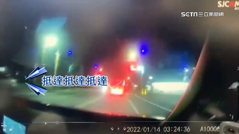 支援警力以包夾的方式攔停轎車，逮捕嫌犯。