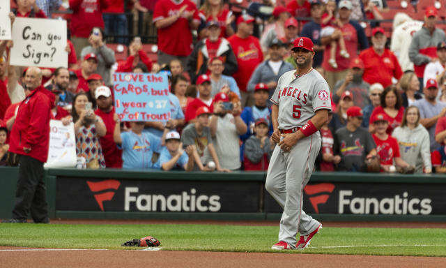 Albert Pujols greeted with minute-long ovation from Cardinals fans, Yadier  Molina hug