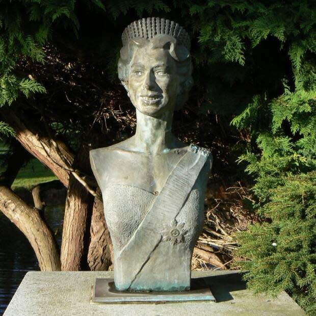 The statue of Queen Elizabeth II before the vandalism.