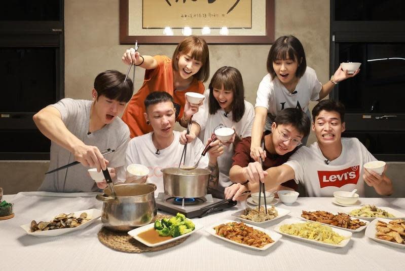 （左起）吳思賢、小春、小豬、粿粿、江宏傑、大元、林敬倫在《全明星觀察中》親下廚做晚餐。（台視、好看娛樂提供）