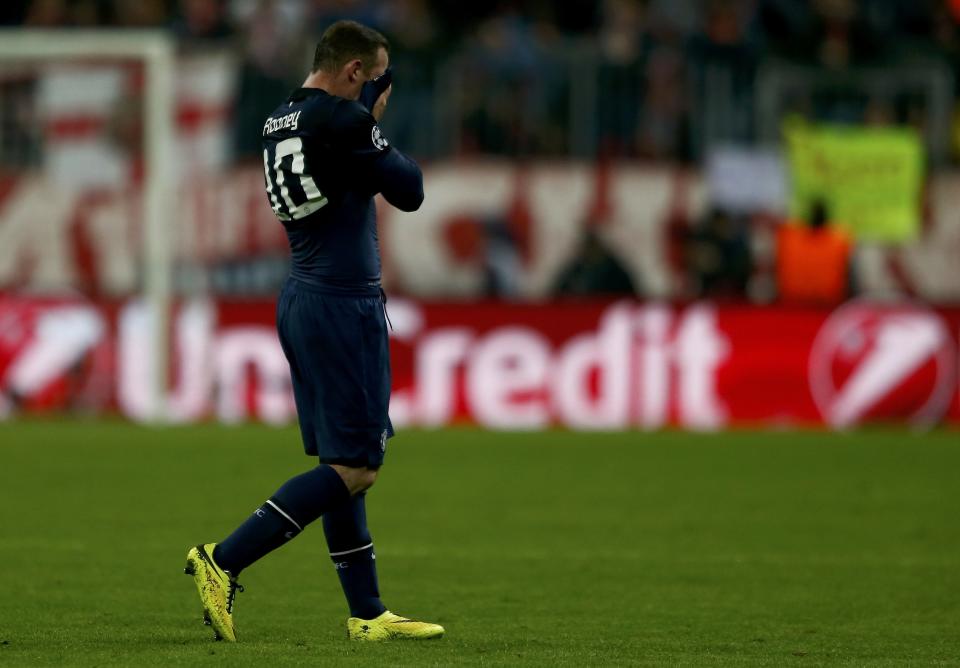 Manchester United's Wayne Rooney leaves the pitch after their Champions League quarter-final second leg soccer match against Bayern Munich in Munich, April 9, 2014. REUTERS/Michael Dalder (GERMANY - Tags: SPORT SOCCER)