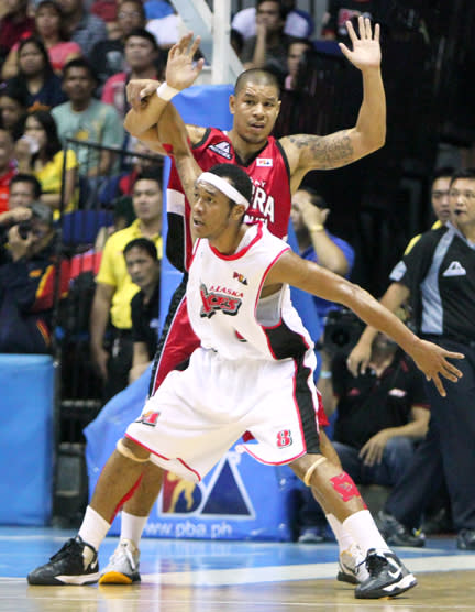 Calvin Abueva gets position in the paint against Willie Wilson. (PBA Images)