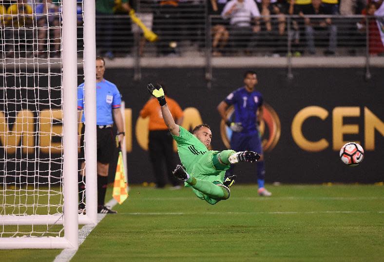 El golero colombiano, David Ospina ataja un penal del jugador peruano, Miguel Trauco, durante el partido por la Copa América Centenario el 17 de junio de 2016 en East Rutherford (AFP | Timothy A. CLARY                  )