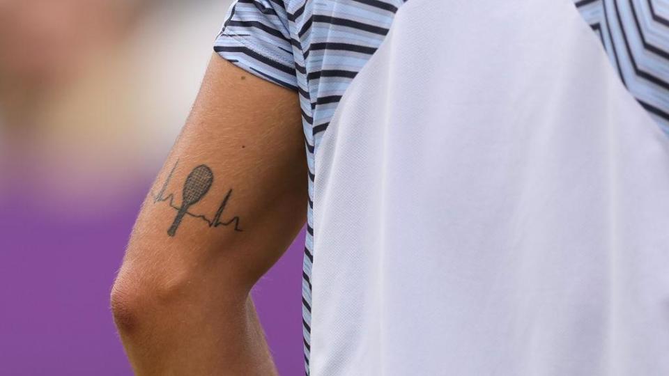 Lorenzo Musetti's tennis racquet-heartbeat tattoo 