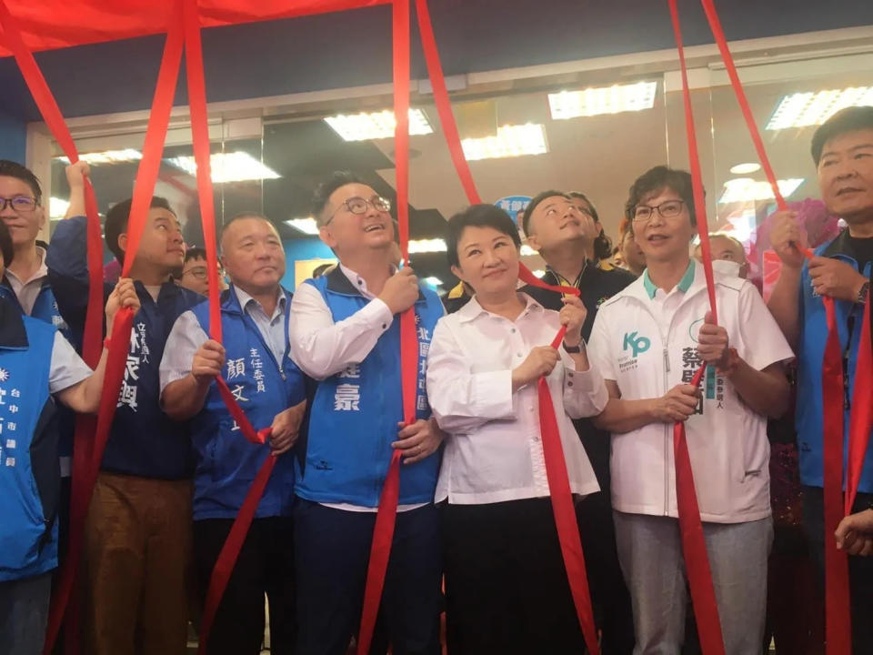 盧秀燕（右2）昨出席立委參選人黃健庭競總成立揭幕。（圖取自林家興臉書）