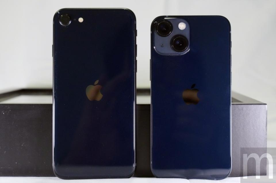 ▲第三代iPhone SE的黑色，基本上與iPhone 13 mini的黑色相仿