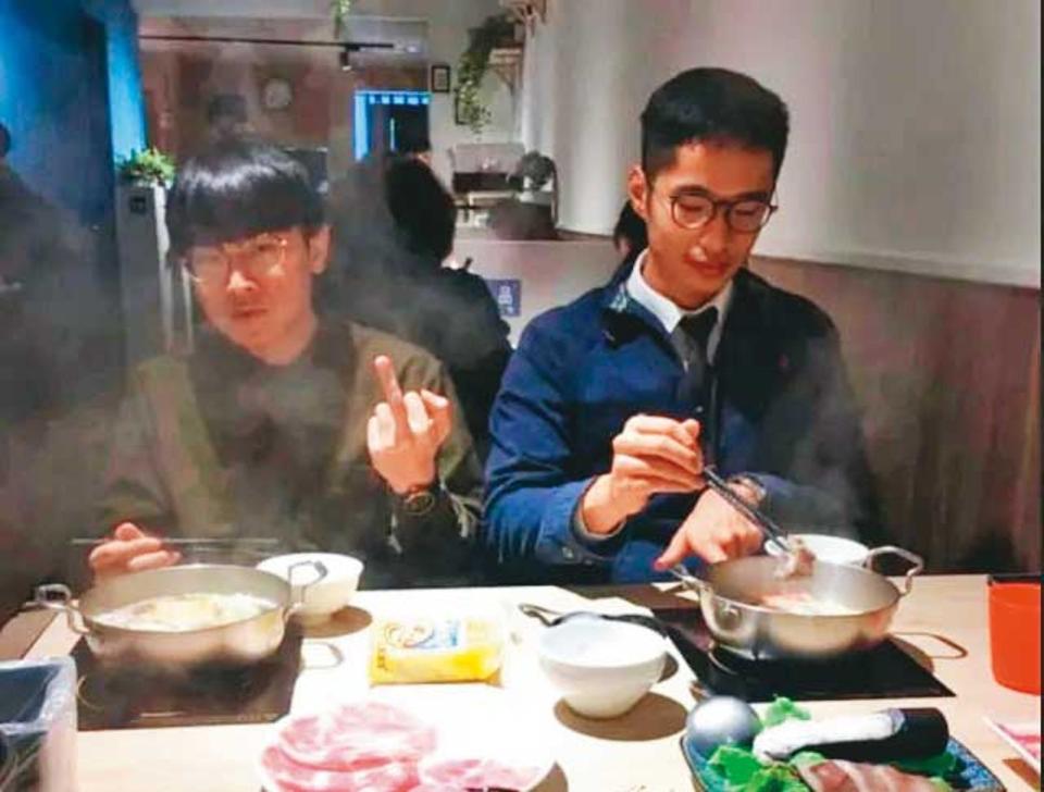 法官石育恩（左）與大學同學、律師鄭鴻威曾一起吃火鍋。  （翻攝鄭鴻威臉書） 