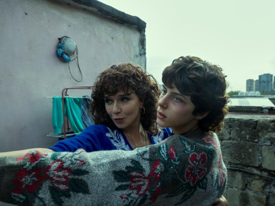 Valeria Golino as Vittoria, Giordana Marengo as Giovanna in episode 101 of La Vita Bugiarda Degli Adulti (the lying life of adults)