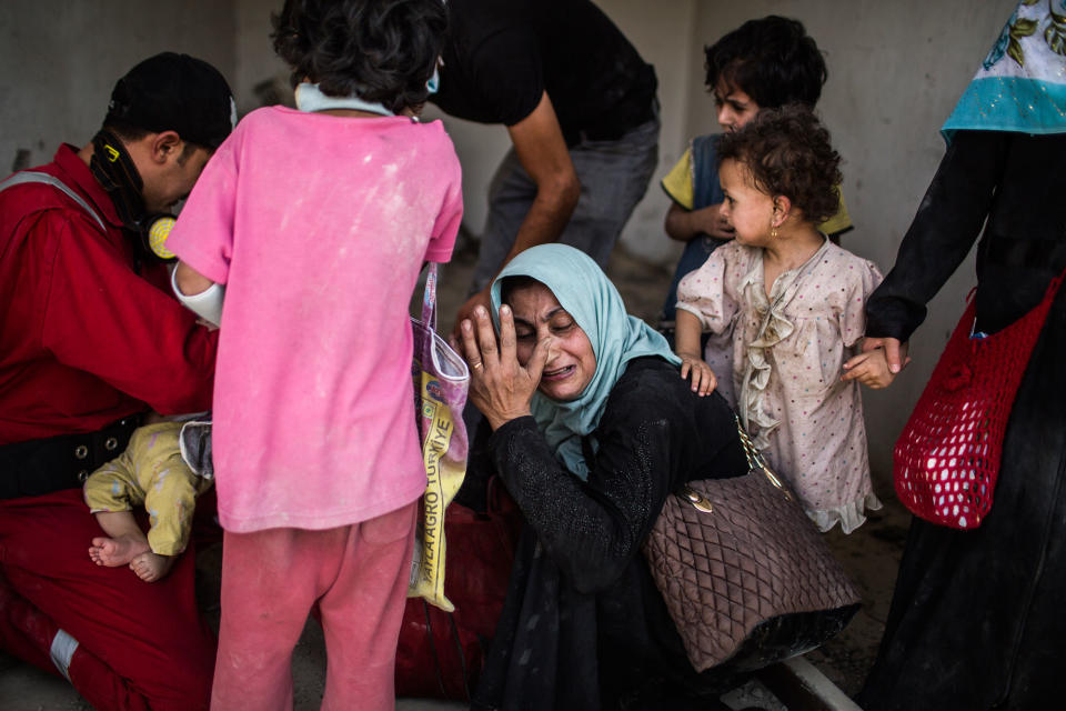 <p>A women cries hopelessly on the streets of Mosul. July 2, 2017. (Photograph by Diego Ibarra Sánchez / MeMo) </p>