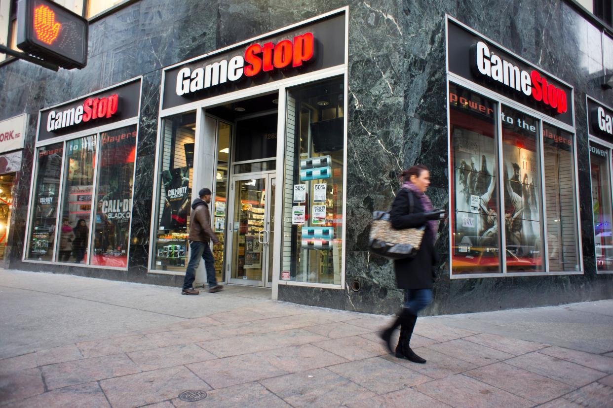 Aunque GameStop es una cadena de venta de videojuegos que quedó relegada ante el avance de los formatos digitales, sus acciones subieron de forma vertiginosa tras la intervención de inversores minoristas agrupados en un foro online