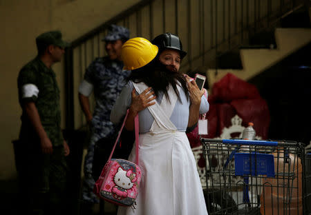 Mujeres heroínas: arriesgan su vida por el prójimo entre las ruinas del sismo