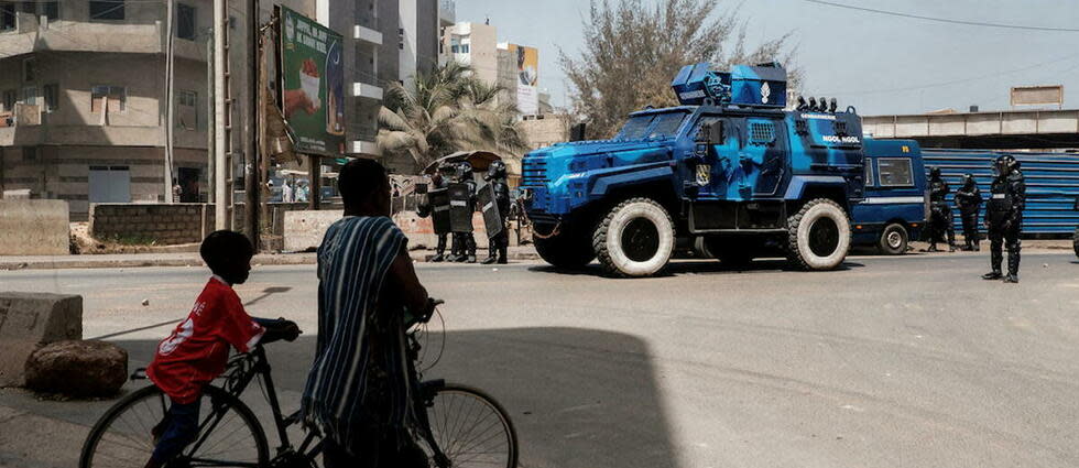 Ces fermetures interviennent dans un contexte de haute tension au Sénégal avec des affrontements violents entre manifestants et policiers.  - Credit:GUY PETERSON / AFP